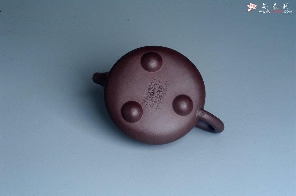 紫砂壶图片：实力派工艺师周斌 优质底槽青全手工精工 满瓢壶 张听钢装饰山水  知足是人生一乐 无为得天地自然 - 全手工紫砂壶网