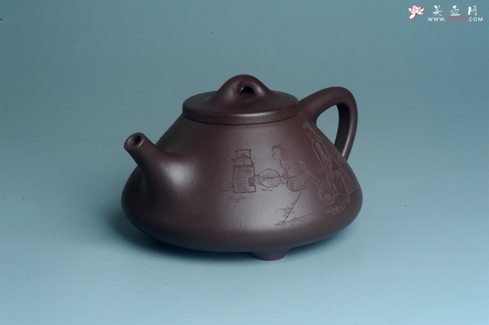 紫砂壶图片：实力派工艺师周斌 优质底槽青全手工精工 子冶石瓢壶 张听钢装饰人物 平生衣食随缘好 过得清闲便是仙 - 全手工紫砂壶网