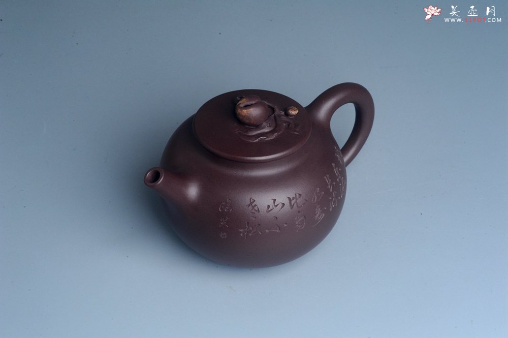 紫砂壶图片：实力派工艺师周斌 优质底槽清全手工精工 原创寿桃壶 陶兴双刀装饰 福如东海长流水 寿比南山不老松 特 - 全手工紫砂壶网