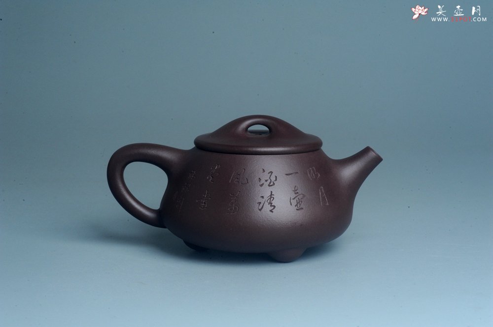 紫砂壶图片：实力派工艺师周斌 优质底槽青全手工精工 满瓢壶 张听钢装饰人物 明月一壶酒 清风万卷书 - 全手工紫砂壶网