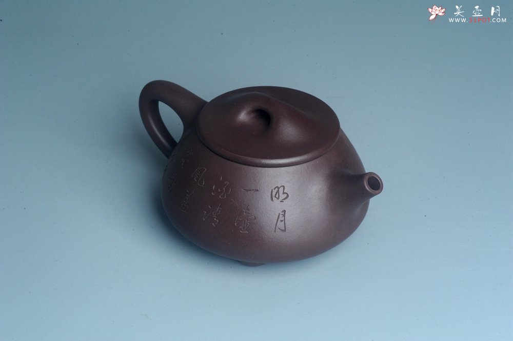 紫砂壶图片：实力派工艺师周斌 优质底槽青全手工精工 满瓢壶 张听钢装饰人物 明月一壶酒 清风万卷书 - 全手工紫砂壶网