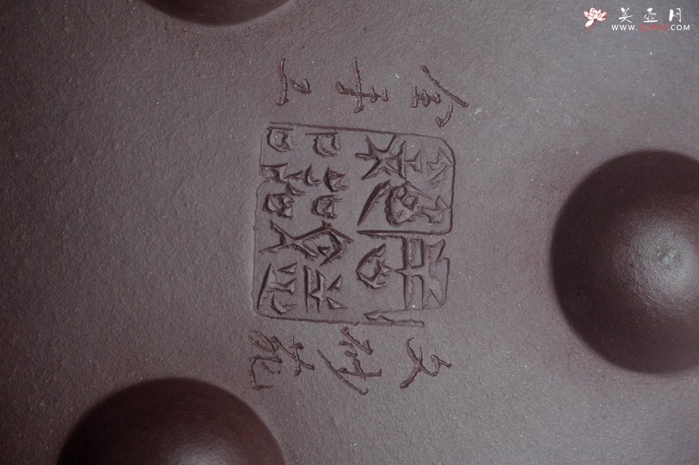 紫砂壶图片：实力派工艺师周斌 优质底槽青全手工精工 满瓢壶 张听钢装饰山水  知足是人生一乐 无为得天地自然 - 全手工紫砂壶网