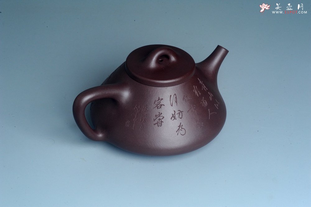 紫砂壶图片：实力派助工周斌 优质底槽青全手工精工 子冶石瓢壶 张听钢精刻山水 青山似欲留人住  香茗何妨为客尝 - 全手工紫砂壶网