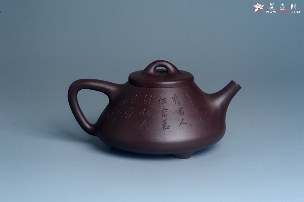 紫砂壶图片：实力派助工周斌 优质底槽青全手工精工 子冶石瓢壶 张听钢精刻山水 青山似欲留人住  香茗何妨为客尝 - 全手工紫砂壶网