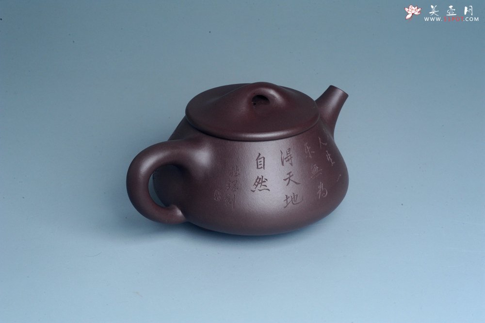 紫砂壶图片：实力派工艺师周斌 优质底槽青全手工精工 满瓢壶 张听钢装饰山水  知足是人生一乐 无为得天地自然 - 全手工紫砂壶网