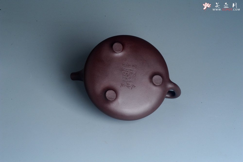 紫砂壶图片：实力派助工周斌 优质底槽青全手工精工 子冶石瓢壶 张听钢精刻山水 青山似欲留人住  香茗何妨为客尝 - 全手工紫砂壶网