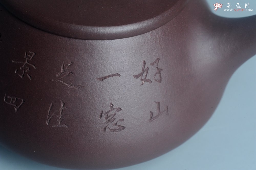 紫砂壶图片：实力派工艺师周斌 优质底槽青全手工精工 满瓢壶 张听钢装饰山水 好山一窗足 佳景四时宜 - 全手工紫砂壶网