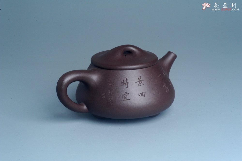 紫砂壶图片：实力派工艺师周斌 优质底槽青全手工精工 满瓢壶 张听钢装饰山水 好山一窗足 佳景四时宜 - 全手工紫砂壶网