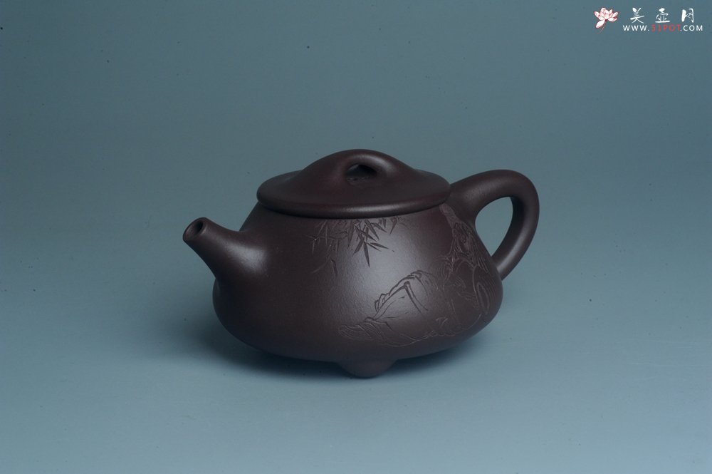 紫砂壶图片：实力派工艺师周斌 优质底槽青全手工精工 满瓢壶 张听钢装饰人物 明月一壶酒 清风万卷书 - 全手工紫砂壶网