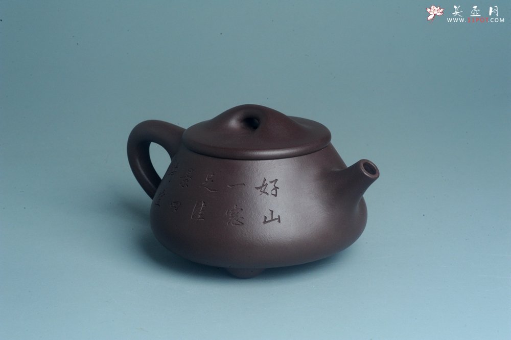 紫砂壶图片：实力派工艺师周斌 优质底槽青全手工精工 满瓢壶 张听钢装饰山水 好山一窗足 佳景四时宜 - 全手工紫砂壶网