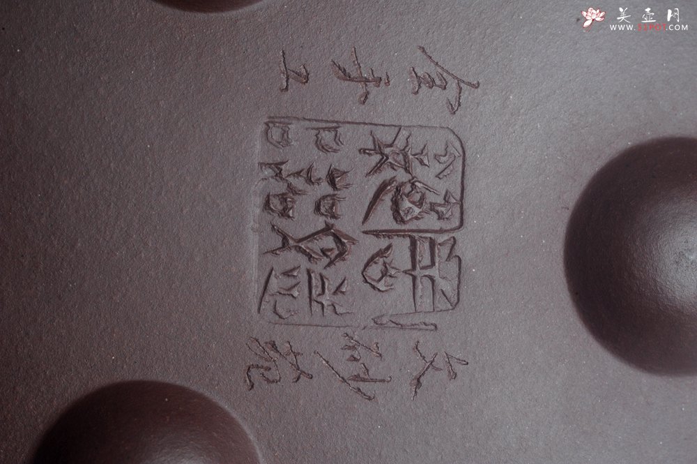 紫砂壶图片：实力派工艺师周斌 优质底槽青全手工精工 满瓢壶 张听钢装饰山水 好山一窗足 佳景四时宜 - 全手工紫砂壶网