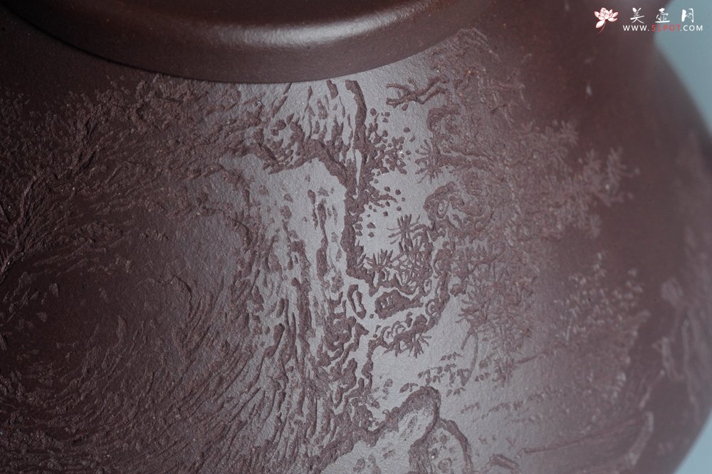 紫砂壶图片：实力派助工周斌 优质底槽青全手工精工 子冶石瓢壶 张听钢精刻山水 青山似欲留人住  香茗何妨为客尝 - 全手工紫砂壶网