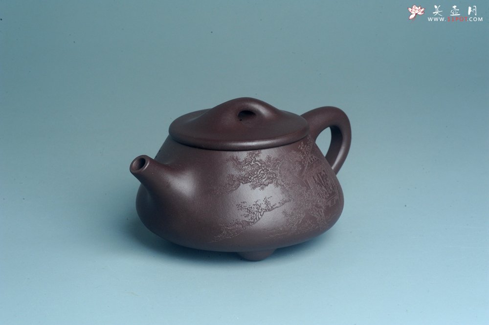 紫砂壶图片：实力派工艺师周斌 优质底槽青全手工精工 满瓢壶 张听钢装饰山水 好山一窗足 佳景四时宜 - 全手工紫砂壶网