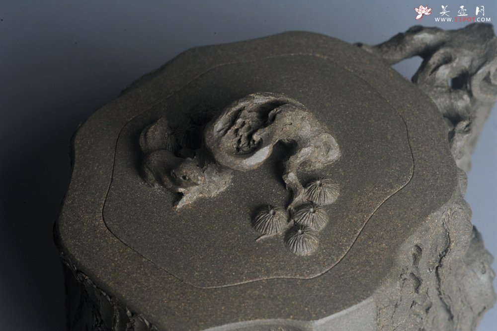 紫砂壶图片：潜力股赵老师 全手工青段松桩壶 松鼠跃然壶盖特有趣 肌理丰富 期待与您结缘 - 全手工紫砂壶网