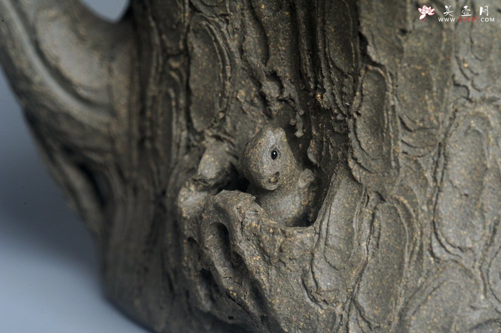 紫砂壶图片：潜力股赵老师 全手工青段松桩壶 松鼠跃然壶盖特有趣 肌理丰富 期待与您结缘 - 全手工紫砂壶网