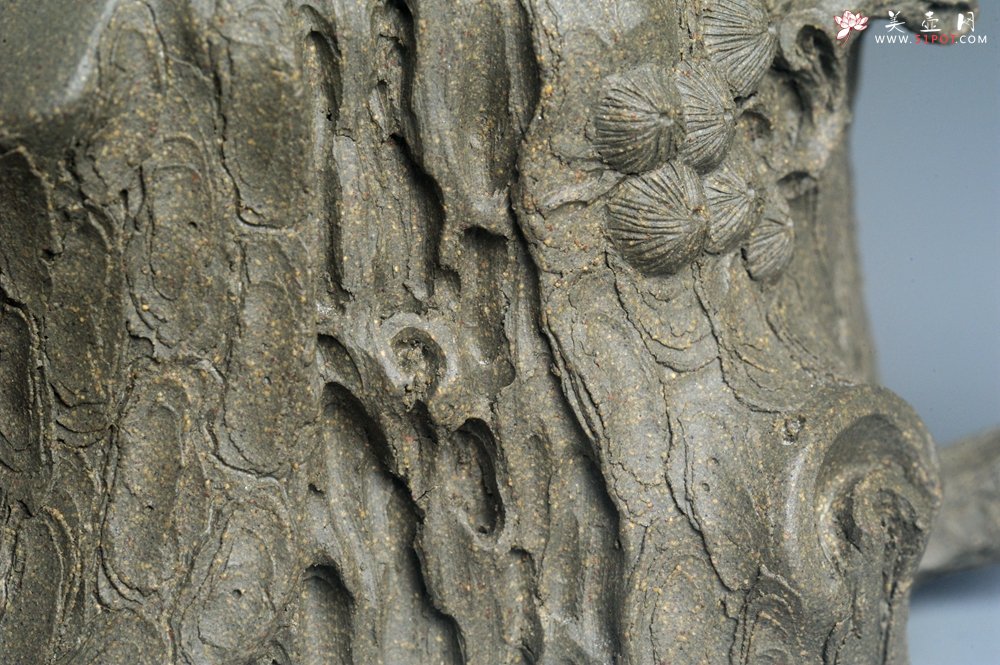 紫砂壶图片：潜力股赵老师 全手工青段松桩壶 松鼠跃然壶盖特有趣 肌理丰富 期待与您结缘 - 全手工紫砂壶网