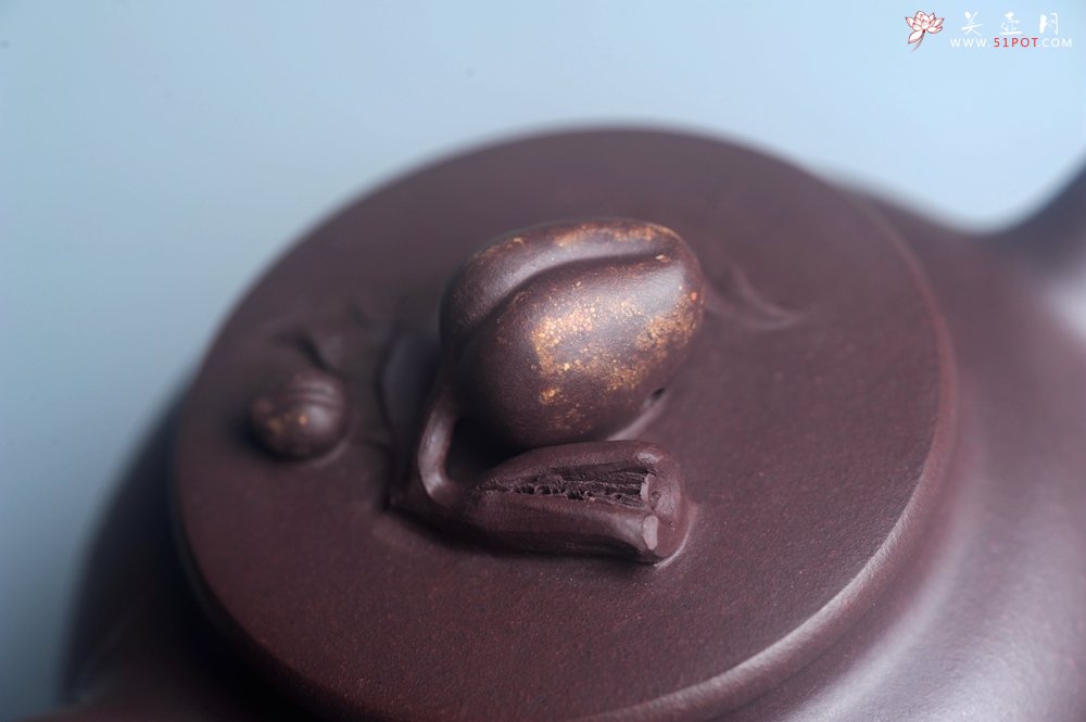 紫砂壶图片：实力派工艺师周斌优质底槽清全手工精工 原创寿桃壶 陶兴双刀装饰 福如东海长流水 寿比南山不老松 特文 - 全手工紫砂壶网