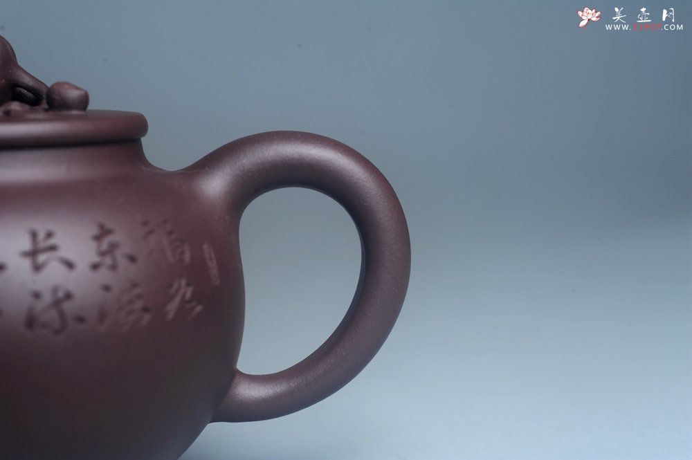 紫砂壶图片：实力派工艺师周斌优质底槽清全手工精工 原创寿桃壶 陶兴双刀装饰 福如东海长流水 寿比南山不老松 特文 - 全手工紫砂壶网