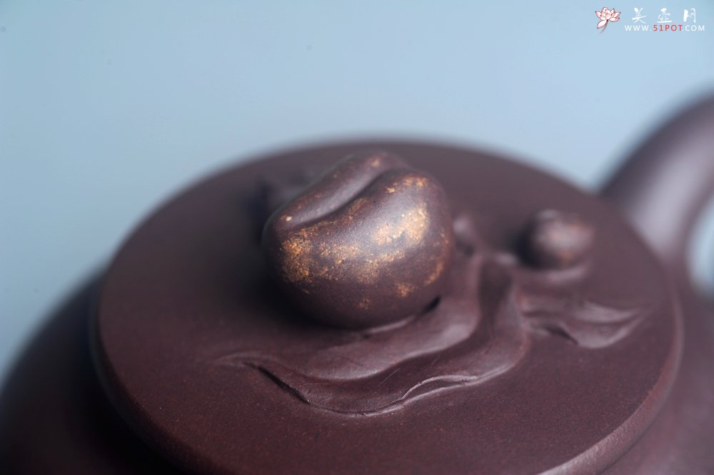 紫砂壶图片：实力派工艺师周斌优质底槽清全手工精工 原创寿桃壶 陶兴双刀装饰 福如东海长流水 寿比南山不老松 特文 - 全手工紫砂壶网