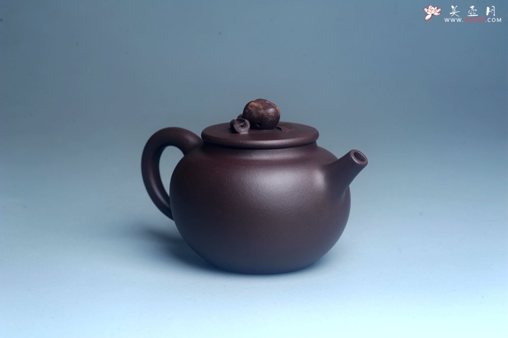 紫砂壶图片：实力派工艺师周斌优质底槽清全手工精工 原创寿桃壶 陶兴双刀装饰 福如东海长流水 寿比南山不老松 特文 - 全手工紫砂壶网