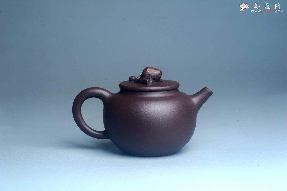 紫砂壶图片：实力派工艺师周斌优质底槽清全手工精工 原创寿桃壶 陶兴双刀装饰 福如东海长流水 寿比南山不老松 特文 - 全手工紫砂壶网