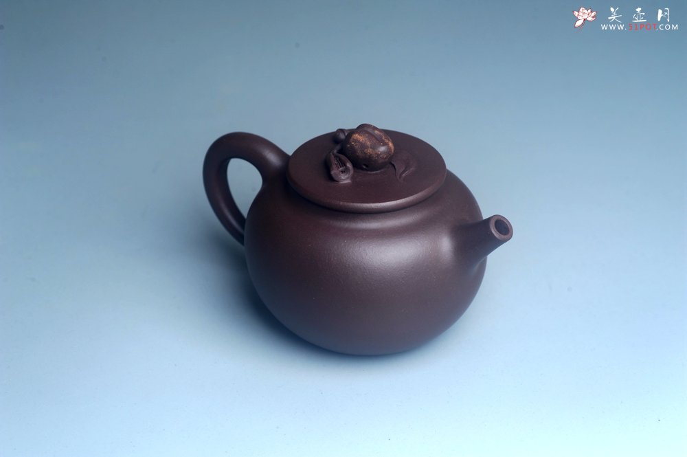 紫砂壶图片：实力派工艺师周斌优质底槽清全手工精工 原创寿桃壶 陶兴双刀装饰 福如东海长流水 寿比南山不老松 特文 - 全手工紫砂壶网