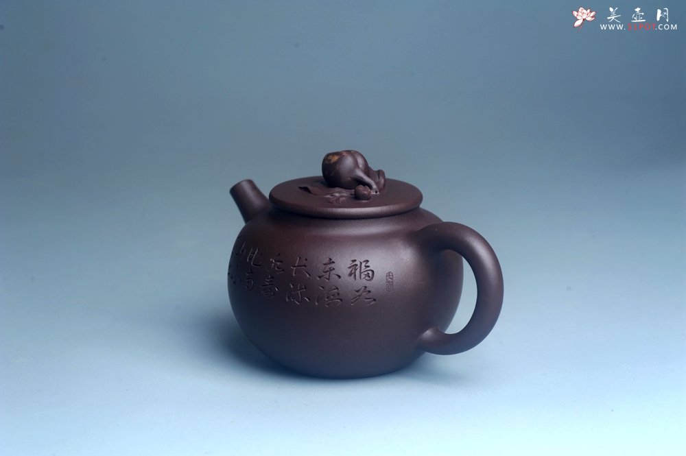 紫砂壶图片：实力派工艺师周斌优质底槽清全手工精工 原创寿桃壶 陶兴双刀装饰 福如东海长流水 寿比南山不老松 特文 - 全手工紫砂壶网
