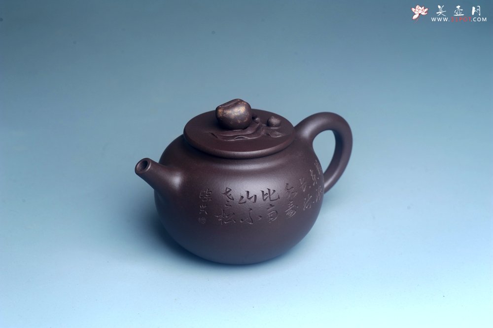 紫砂壶图片：实力派工艺师周斌优质底槽清全手工精工 原创寿桃壶 陶兴双刀装饰 福如东海长流水 寿比南山不老松 特文 - 全手工紫砂壶网