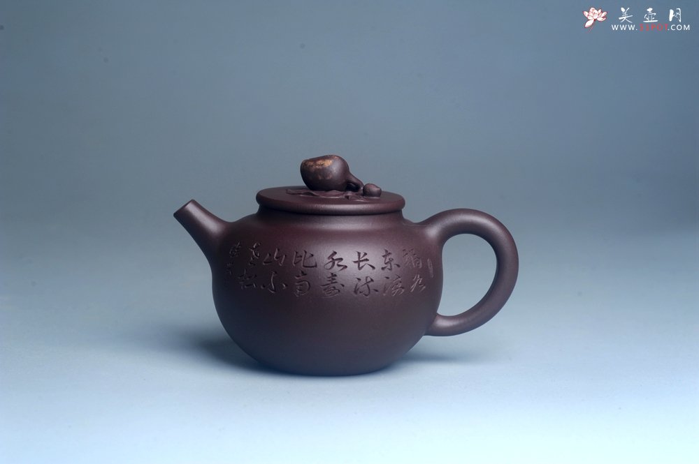 紫砂壶图片：实力派工艺师周斌优质底槽清全手工精工 原创寿桃壶 陶兴双刀装饰 福如东海长流水 寿比南山不老松 特文 - 全手工紫砂壶网