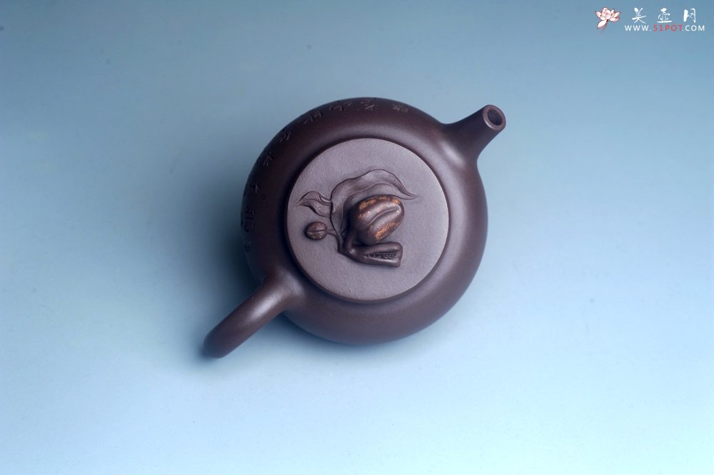 紫砂壶图片：实力派工艺师周斌优质底槽清全手工精工 原创寿桃壶 陶兴双刀装饰 福如东海长流水 寿比南山不老松 特文 - 全手工紫砂壶网