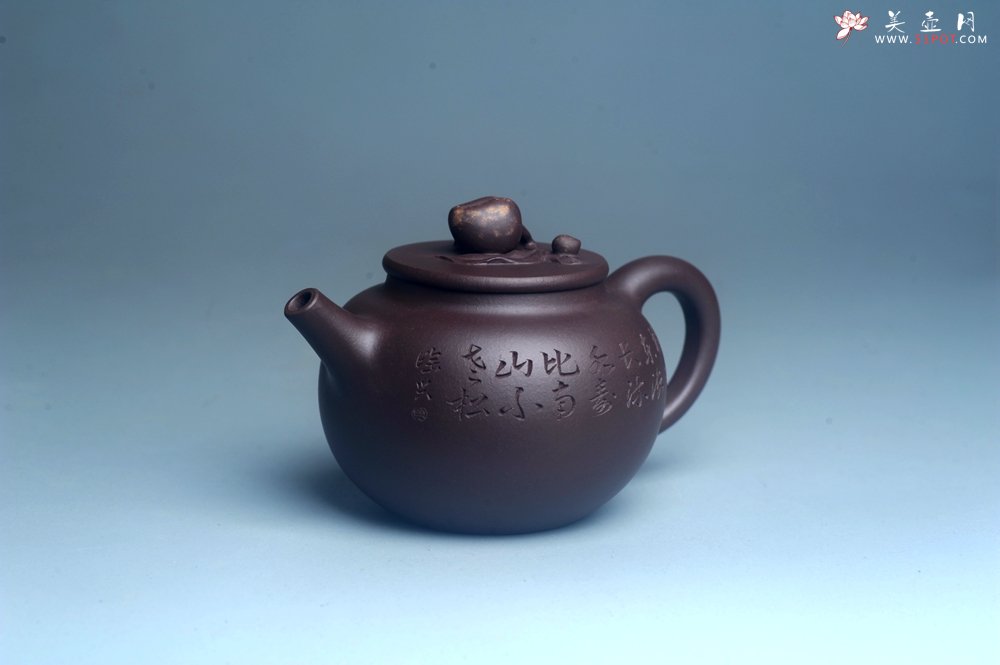 紫砂壶图片：实力派工艺师周斌优质底槽清全手工精工 原创寿桃壶 陶兴双刀装饰 福如东海长流水 寿比南山不老松 特文 - 全手工紫砂壶网