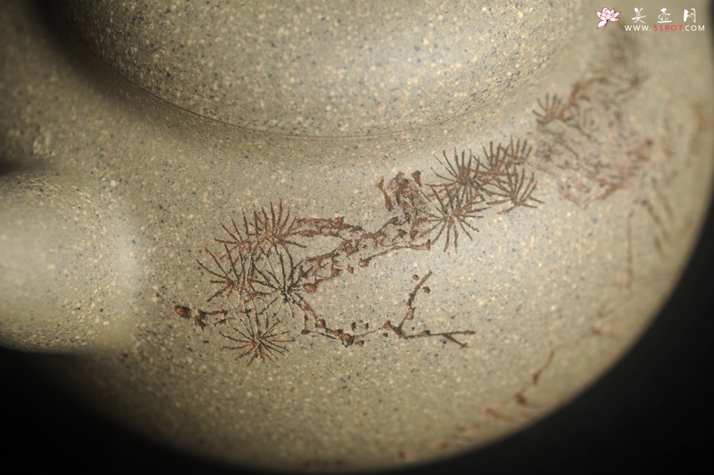 紫砂壶图片：实力派工艺师周斌 极品芝麻段泥 原创全手工牛韵壶 松涛烹雪醒诗梦 竹院浮烟荡俗尘 - 全手工紫砂壶网