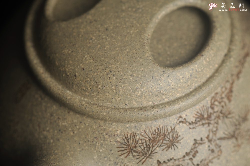 紫砂壶图片：实力派工艺师文砂苑堂主周斌 特好本山芝麻绿泥全手工牛盖高士壶  行到水穷处 坐看云起时 - 全手工紫砂壶网