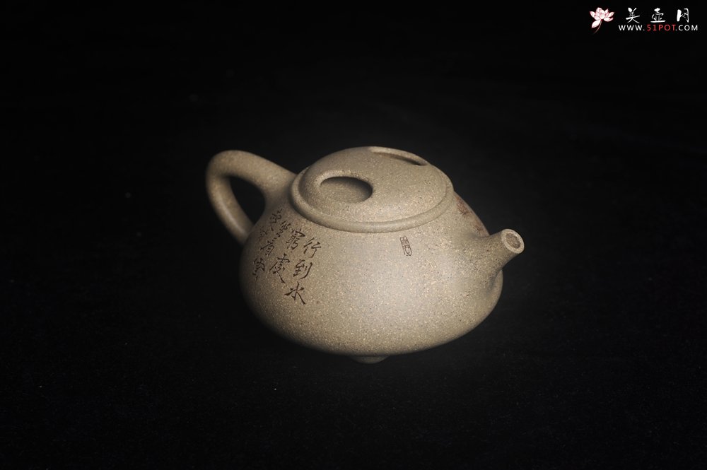 紫砂壶图片：实力派工艺师文砂苑堂主周斌 特好本山芝麻绿泥全手工牛盖高士壶  行到水穷处 坐看云起时 - 全手工紫砂壶网