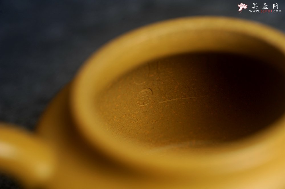 紫砂壶图片：潜力股周小培老师 特好黄金段泥全手工德中壶 - 全手工紫砂壶网