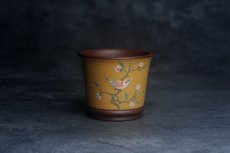 紫砂壶图片：美美杯特惠 精致花鸟紫砂杯 紫泥粉黄金段泥主人杯 茶杯 特文气 - 全手工紫砂壶网