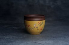 紫砂壶图片：美美杯特惠 精致花鸟紫砂杯 紫泥粉黄金段泥主人杯 茶杯 特文气 - 全手工紫砂壶网