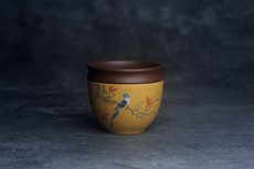 紫砂壶图片：美美杯特惠 精致花鸟紫砂杯 紫泥粉黄金段泥主人杯 茶杯 特文气 - 全手工紫砂壶网