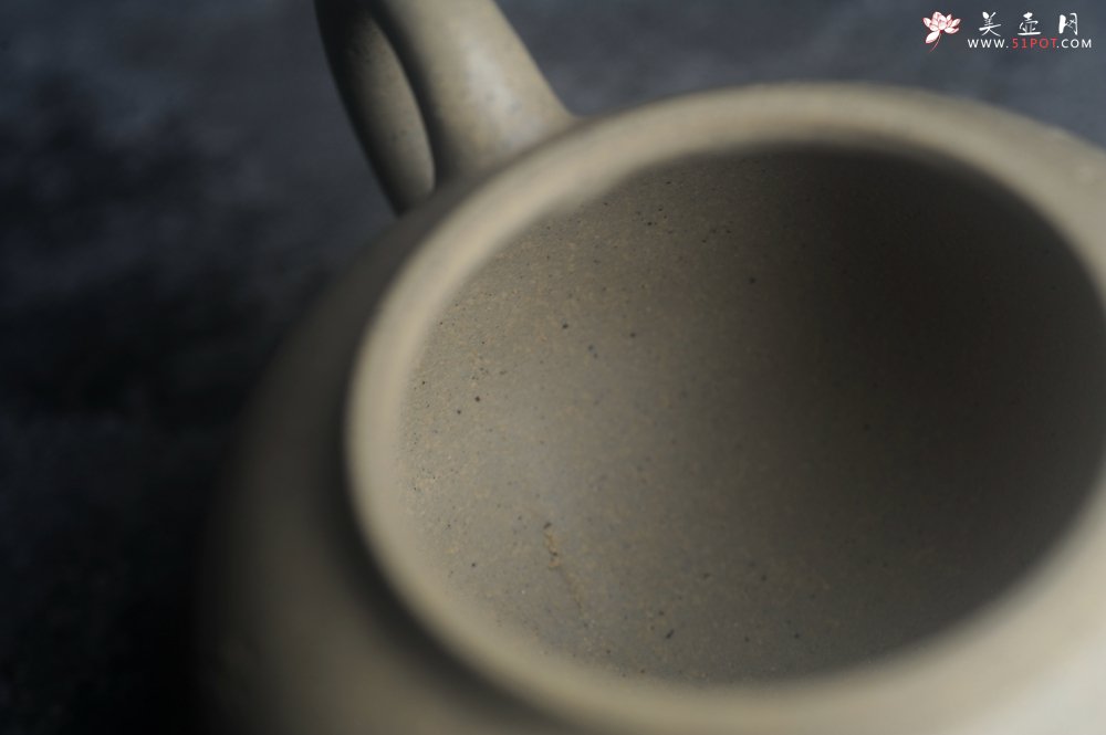 紫砂壶图片：美壶特惠 特好本山绿泥全手工三足水平壶 装饰梅花特文气 - 全手工紫砂壶网