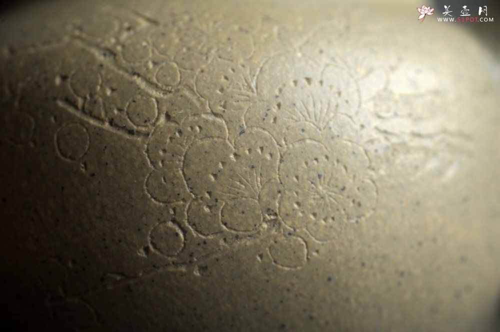 紫砂壶图片：美壶特惠 特好本山绿泥全手工三足水平壶 装饰梅花特文气 - 全手工紫砂壶网