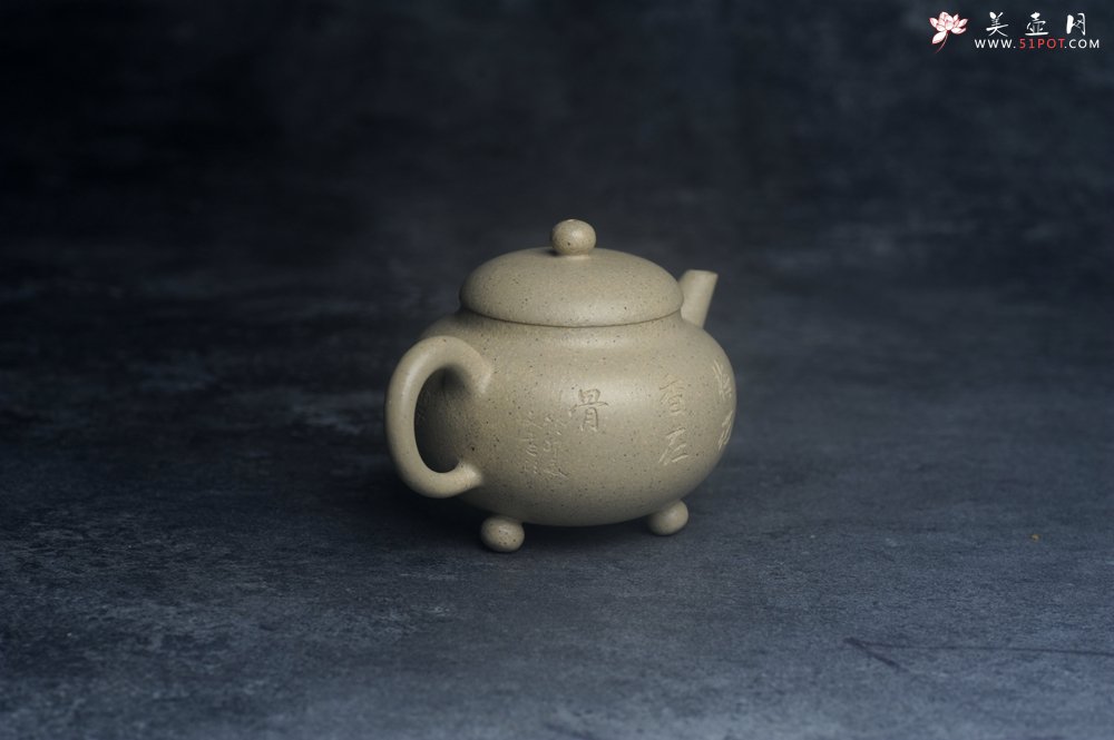 紫砂壶图片：美壶特惠 特好本山绿泥全手工三足水平壶 装饰梅花特文气 - 全手工紫砂壶网