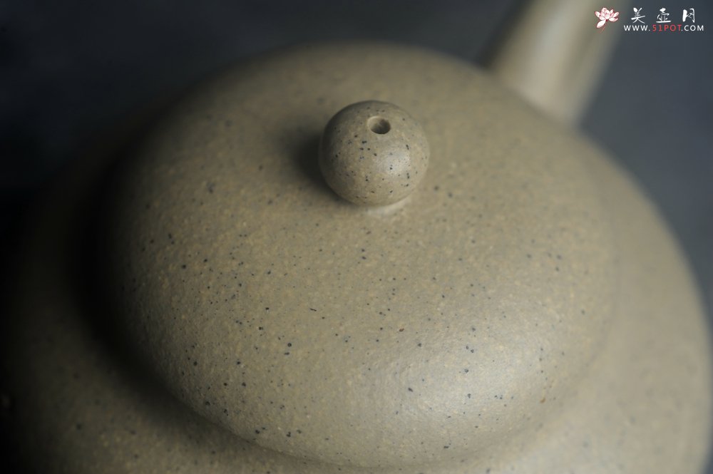 紫砂壶图片：美壶特惠 特好本山绿泥全手工三足水平壶 装饰梅花特文气 - 全手工紫砂壶网