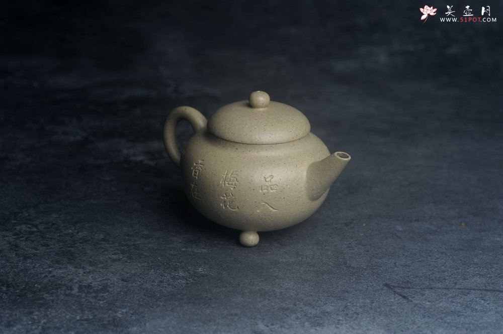 紫砂壶图片：美壶特惠 特好本山绿泥全手工三足水平壶 装饰梅花特文气 - 全手工紫砂壶网