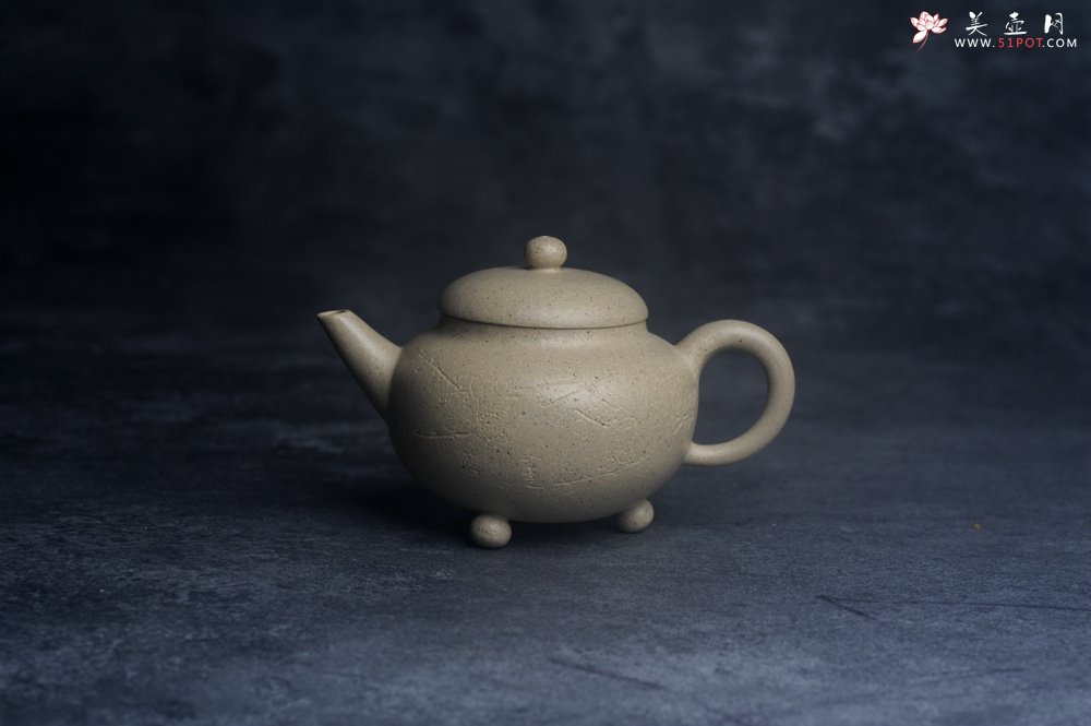 紫砂壶图片：美壶特惠 特好本山绿泥全手工三足水平壶 装饰梅花特文气 - 全手工紫砂壶网