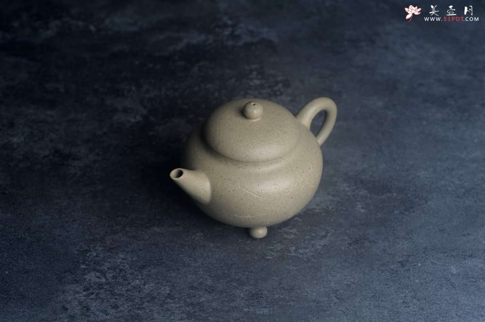 紫砂壶图片：美壶特惠 特好本山绿泥全手工三足水平壶 装饰梅花特文气 - 全手工紫砂壶网