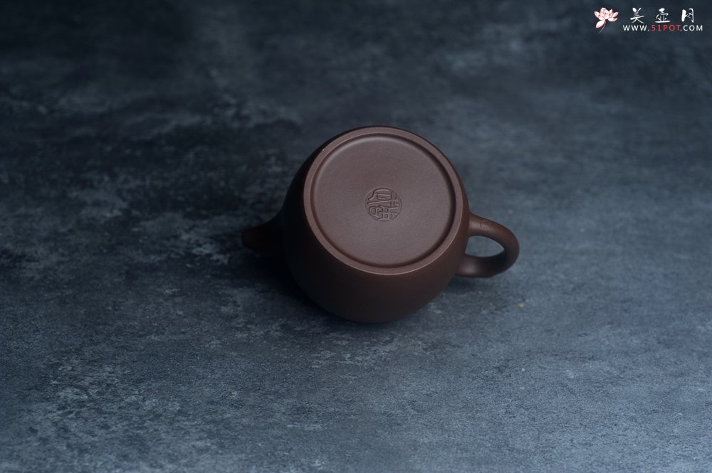 紫砂壶图片：美壶福利特惠 精致特好老紫泥秦权壶 刻竹子 特文气 - 全手工紫砂壶网