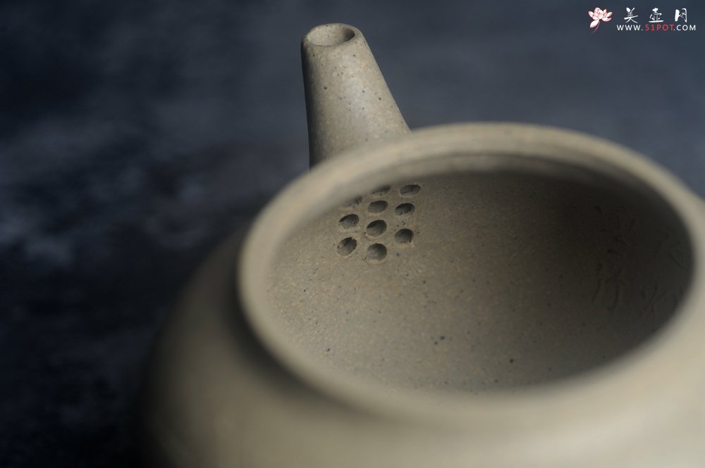 紫砂壶图片：美壶特惠 特好本山绿泥全手工三足水平壶 装饰梅花特文气 - 全手工紫砂壶网