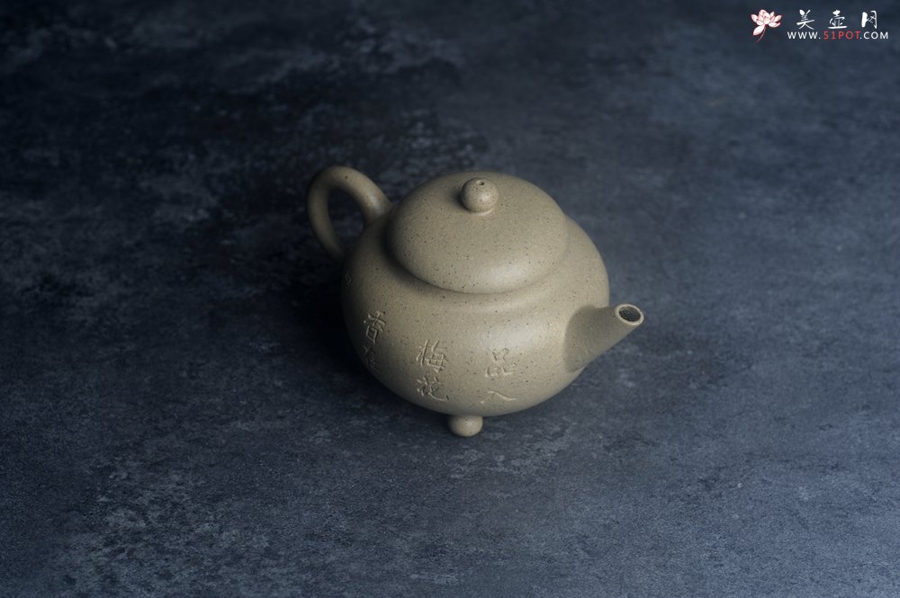 紫砂壶图片：美壶特惠 特好本山绿泥全手工三足水平壶 装饰梅花特文气 - 全手工紫砂壶网