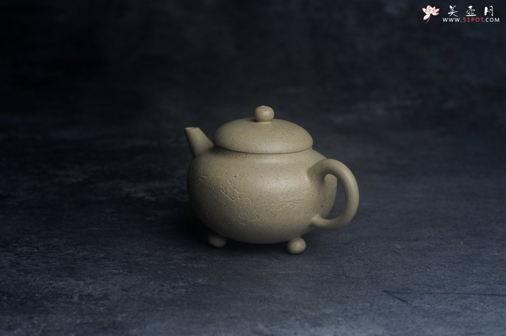 紫砂壶图片：美壶特惠 特好本山绿泥全手工三足水平壶 装饰梅花特文气 - 全手工紫砂壶网