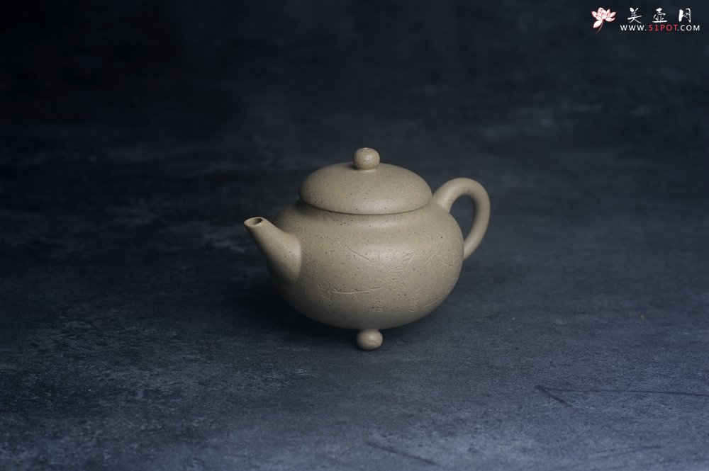 紫砂壶图片：美壶特惠 特好本山绿泥全手工三足水平壶 装饰梅花特文气 - 全手工紫砂壶网